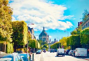 eine Stadtstraße mit einem Gebäude in der Ferne in der Unterkunft EL DREAM - Coeur de Ville & Proche Gare des Trains in Lisieux