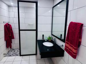 Ένα μπάνιο στο Black Loft Bahria hieghts D block +9 φωτογραφίες