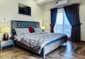 Ένα ή περισσότερα κρεβάτια σε δωμάτιο στο Black Loft Bahria hieghts D block