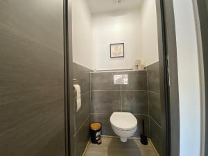 Un pequeño baño con inodoro en una habitación. en Chalet muguet & spa privatif, en Rochesson 4 fotos más