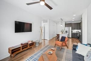 TV a/nebo společenská místnost v ubytování 336 Chic 2B2B Near Stockyards, Resort Style Pool & Gym, Golf Simulator, 7M to Dickies Stadium, 15M to AT&T stadium