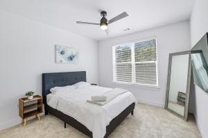 Postel nebo postele na pokoji v ubytování 336 Chic 2B2B Near Stockyards, Resort Style Pool & Gym, Golf Simulator, 7M to Dickies Stadium, 15M to AT&T stadium + 18 fotografií