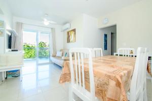 Una televisión o centro de entretenimiento en Apto com piscina e churrasqueira VS6418