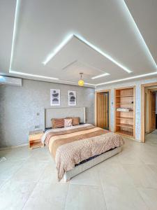 una camera da letto con un letto grande in una stanza di O Miramar Appartement Premium Calme avec Terrasse ad Agadir Altre 15 foto