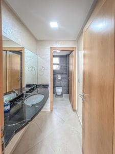 un bagno con lavandino e WC di O Miramar Appartement Premium Calme avec Terrasse ad Agadir