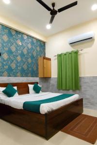 Postel nebo postele na pokoji v ubytování Hotel New Krishna Shiv Dham- Ideal For Families