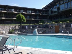 una grande piscina di fronte a un edificio di Timber Ridge Retreat a Bellaire