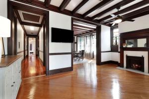 Una sala de estar con chimenea y TV de pantalla plana. en Spacious and Elegant Family Home in Mid-City, en Nueva Orleans