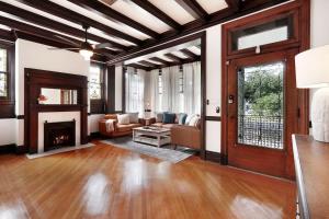 Una sala de estar con un sofá y una chimenea. en Spacious and Elegant Family Home in Mid-City, en Nueva Orleans