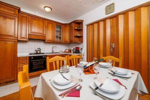 Kuchyň nebo kuchyňský kout v ubytování Apartment Lovro + 29 fotografií