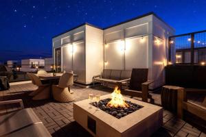 Χώρος καθιστικού στο Luxe 4BR Retreat with Rooftop Fire Pit & Garage
