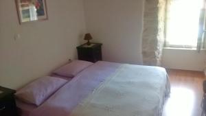 KršanにあるHouse Ivanaの白いベッドと窓のある寝室