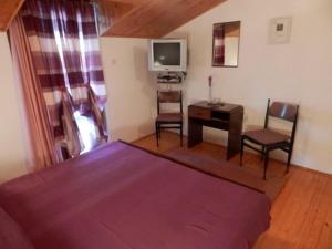 Μια τηλεόραση ή/και κέντρο ψυχαγωγίας στο Apartments and Rooms Ana