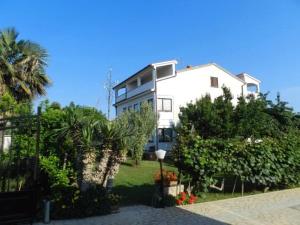 Κήπος έξω από το Apartments and Rooms Ana