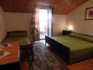 Ένα ή περισσότερα κρεβάτια σε δωμάτιο στο Apartments and Rooms Ana