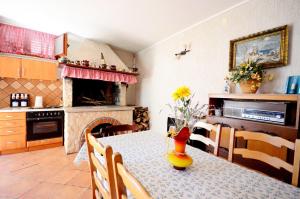 een keuken met een tafel met een rubberen eend erop bij Apartments Biserka in Štanga