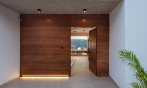 una porta di legno in una casa con vista di Villa Immortella a Rabac