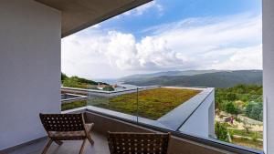 balcone con 2 sedie e vista sulle montagne di Villa Immortella a Rabac