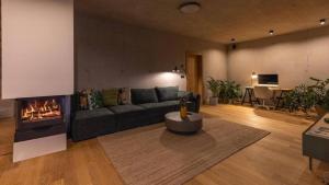 un soggiorno con divano e camino di Villa Immortella a Rabac