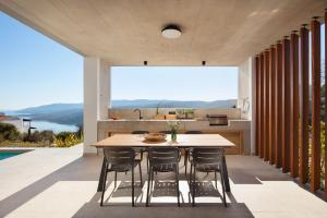 una cucina e una zona pranzo con tavolo e sedie di Villa Immortella a Rabac
