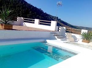 una piscina al costado de una casa en El nido del dragón, en Carratraca