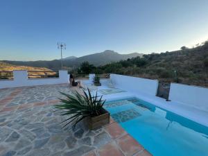 a swimming pool with a view of the mountains at El nido del dragón in Carratraca