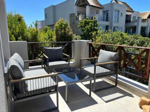 プレッテンバーグ・ベイにあるThe Nest at Castletonのパティオ(椅子2脚、テーブル付)