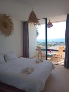a bedroom with a bed with two towels on it at Appartement Michele Vue sur Mer pour les familles in Oualidia