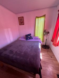 ein Schlafzimmer mit einem Bett und einem Fenster in der Unterkunft Complejo da Fortune in Barra de Portezuelo