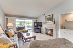 Χώρος καθιστικού στο In Golf Course Community Palm Desert Escape!