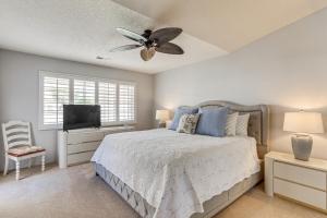 Ένα ή περισσότερα κρεβάτια σε δωμάτιο στο In Golf Course Community Palm Desert Escape! +25 φωτογραφίες