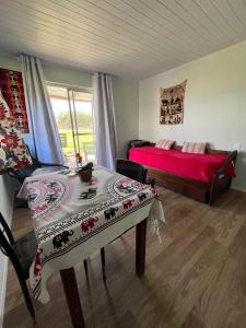 ein Schlafzimmer mit einem Bett und einem Tisch darin in der Unterkunft Complejo da Fortune in Barra de Portezuelo