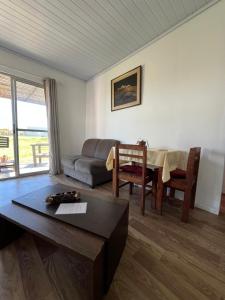 ein Wohnzimmer mit Tisch und Couch in der Unterkunft Complejo da Fortune in Barra de Portezuelo + 95 Fotos