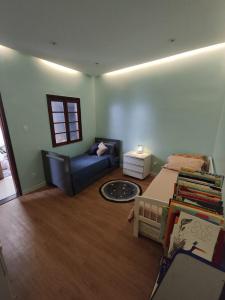 salon z łóżkiem i kanapą w obiekcie Suíte Siriá w mieście Belém