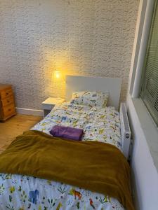 1 dormitorio con cama con colcha de animales. en Bel Place, en Norwood