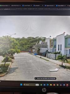 un écran d'ordinateur avec une image d'une rue avec des maisons dans l'établissement Petropolis, à Juan Lucas