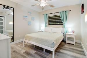 un dormitorio con una cama y un espejo en Vista Azul Lake Front Home with Hot Tub and Swim Spa, Fishing Dock, Gym, Game Room with Darts, Ping Pong, A Pool Table and more!, en Miami Lakes 56 fotos más