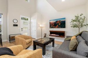 BuckinghamにあるRams Roost with Rooftop Hot Tub, Patio and Family Funのソファと暖炉のあるリビングルーム