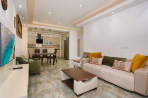 Гостиная зона в Fresh & Stylish 2 BD, 2 Baths! Closest to Center!