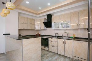 Кухня или мини-кухня в Fresh & Stylish 2 BD, 2 Baths! Closest to Center!
