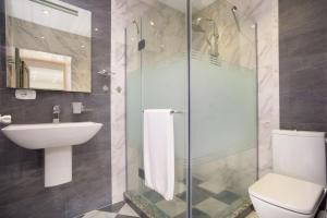 Ванная комната в Fresh & Stylish 2 BD, 2 Baths! Closest to Center! +2 фотографии