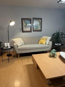 ヤゴディナにあるLux kuća u centru- dve spavaće sobe, parking u okviru dvoristaのソファとテーブルのあるリビングルーム