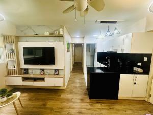 Кухня или мини-кухня в Apartment 2 Bedrooms pool near AirPort
