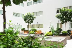 Сад в Apartment 2 Bedrooms pool near AirPort