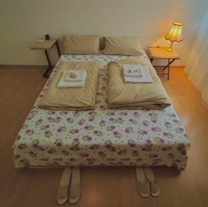 a bed in a room with two pillows on it at Padme in Nürnberg