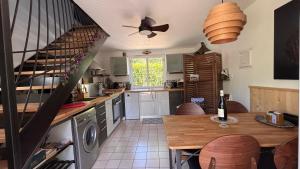 Kuchyň nebo kuchyňský kout v ubytování Le Petit Bois d'Amour