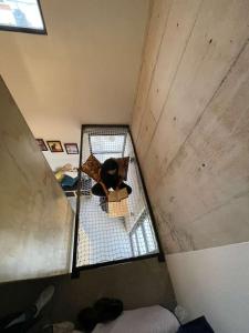 an overhead view of a room with a cage at Living Universidad in El Gallinero