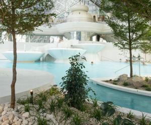 een uitzicht op een waterpark met bomen en een gebouw bij Barthe Holidays I Acogedor apartamento en Arinsal 6PAX a pie de pistas I Balcón con vistas y parking I Tintin in Arinsal