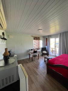 une chambre avec un lit, une table et un canapé dans l'établissement Da Fortuna 1, à Barra de Portezuelo 19 autres photos