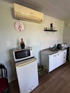 une petite cuisine avec un micro-ondes et un évier dans l'établissement Da Fortuna 1, à Barra de Portezuelo